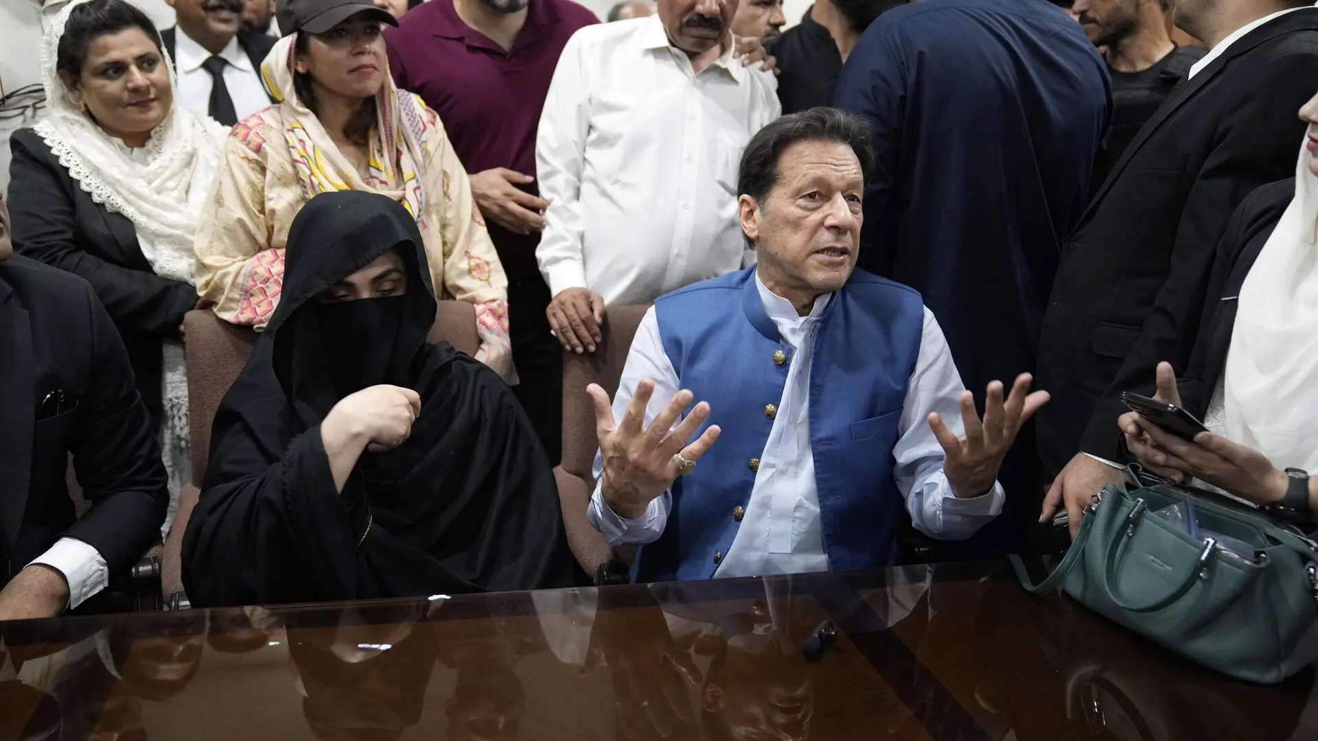 نیب ترامیم بحال ہونے سے نیا توشہ خانہ کیس فارغ ہوگیا، میں خوش ہوں: عمران خان عمران خان اور بشریٰ بی بی کیخلاف توشہ خانہ ریفرنس 2 کی تفصیلات سامنے آگئیں